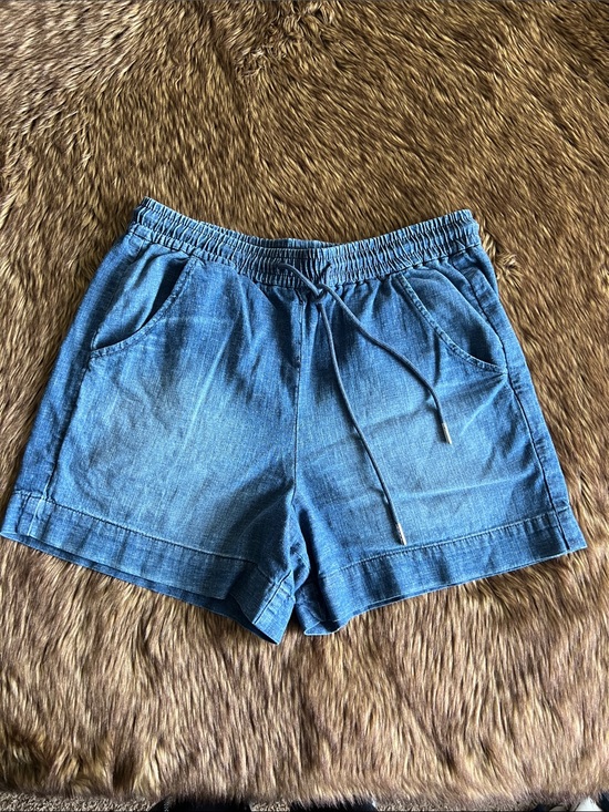 Evereve Pants - Evereve blue shorts - Size Medium